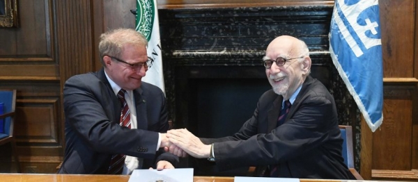 The MoU was signed by Ira Katznelson, Columbia University’s interim provost and Carl Amrhein, AKU’s provost and vice president, 